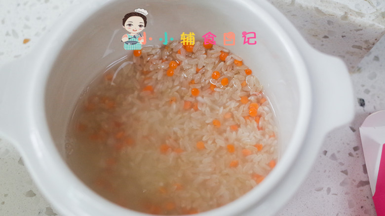 10个月以上香菇鸡腿粥,米洗净后加入150g<a style='color:red;display:inline-block;' href='/shicai/ 156925'>水</a>加入胡萝卜放一点植物油这样煮出来会更好吃