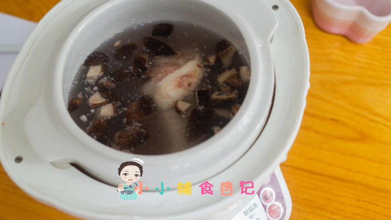 10个月以上香菇鸡腿粥,最后把<a style='color:red;display:inline-block;' href='/shicai/ 92'>鸡腿</a>放进去