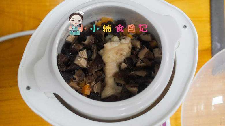 10个月以上香菇鸡腿粥,炖锅煮2小时就好了,把粥盛出就可以吃啦