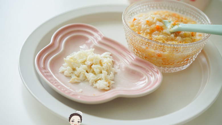 8个月以上辅食清蒸鳕鱼&猪肉松胡萝卜粥,鳕鱼也可以换成三文鱼、龙利鱼等,一定要小心鱼刺