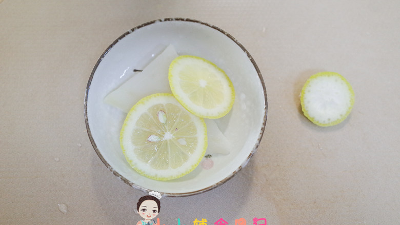 8个月以上辅食清蒸鳕鱼&猪肉松胡萝卜粥,鳕鱼清洗干净加<a style='color:red;display:inline-block;' href='/shicai/ 595'>柠檬</a>腌渍去腥