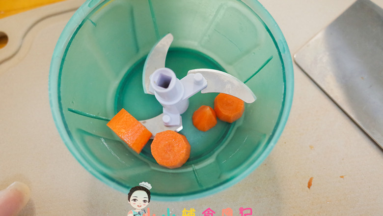8个月以上辅食清蒸鳕鱼&猪肉松胡萝卜粥,<a style='color:red;display:inline-block;' href='/shicai/ 25'>胡萝卜</a>去皮切成碎末