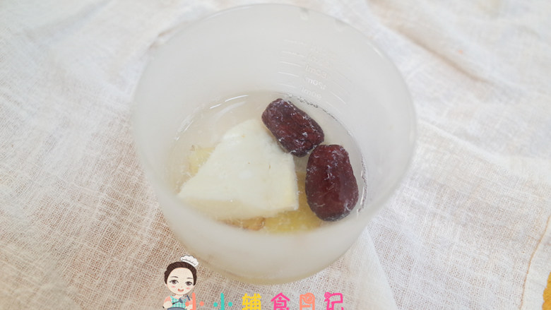 8个月以上辅食清蒸鳕鱼&猪肉松胡萝卜粥,鳕鱼一块+姜片+红枣+水锅里蒸十分钟焖一会