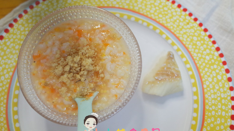 8个月以上辅食清蒸鳕鱼&猪肉松胡萝卜粥,将粥盛出来放入<a style='color:red;display:inline-block;' href='/shicai/ 34350'>猪肉松</a> 鳕鱼碾碎即可