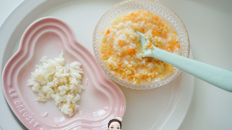 8个月以上辅食清蒸鳕鱼&猪肉松胡萝卜粥,鱼碾碎以后 可以直接混合进粥里去