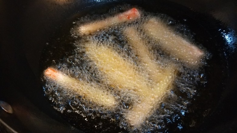 炸南瓜条,下油锅炸制金黄捞出来,