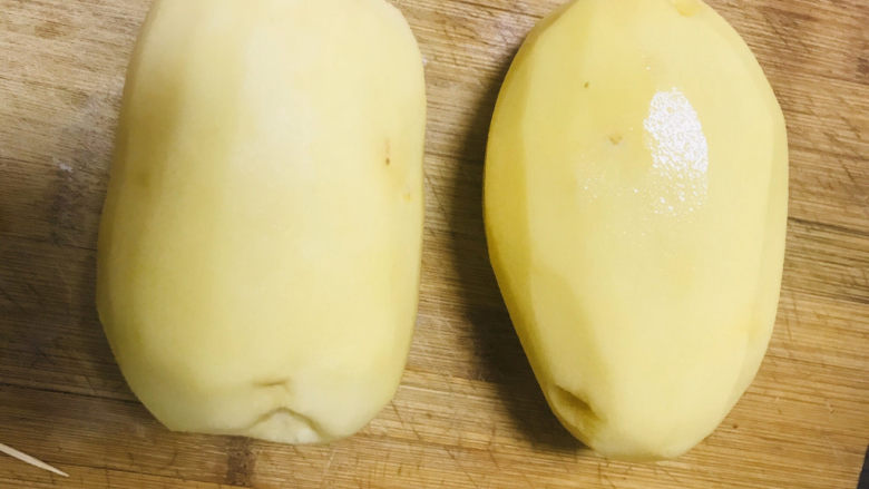 家庭版土豆丝,<a style='color:red;display:inline-block;' href='/shicai/ 23'>土豆</a>去皮