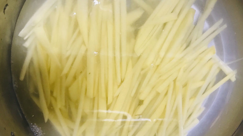 家庭版土豆丝,土豆丝泡水备用（可以除去一部分淀粉，让土豆更脆）