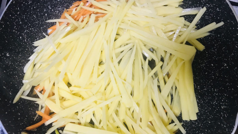 家庭版土豆丝,下土豆丝翻炒断生