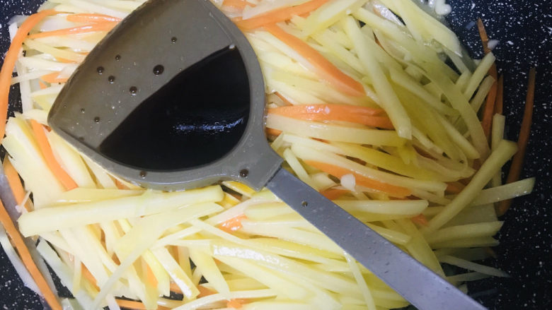 家庭版土豆丝,加一勺<a style='color:red;display:inline-block;' href='/shicai/ 788'>生抽</a>