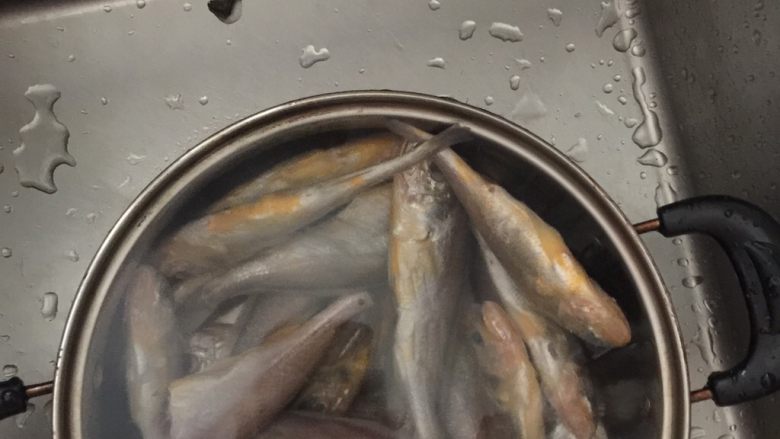香酥脆小黄鱼,用清水浸泡一小时,待小黄鱼解冻后就可以进行清理了