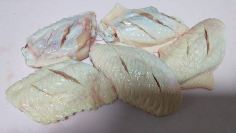 砂锅版烤鸡翅,用刀两面各划两刀。