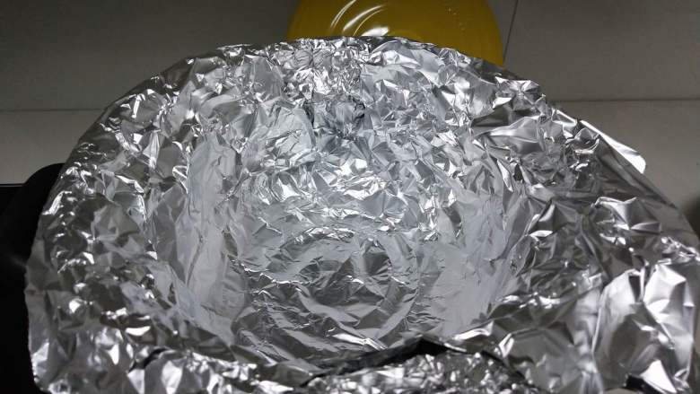 砂锅版烤鸡翅,烤架上再铺一张锡纸,防止鸡油弄脏锅体难刷。