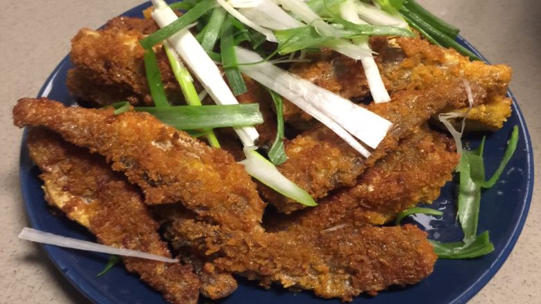 香酥脆小黄鱼,沥干油,装盘,撒上红绿葱丝,一盘香酥脆的小黄鱼就做好了,一家人👨👩👧👧吃了都说巴适得板