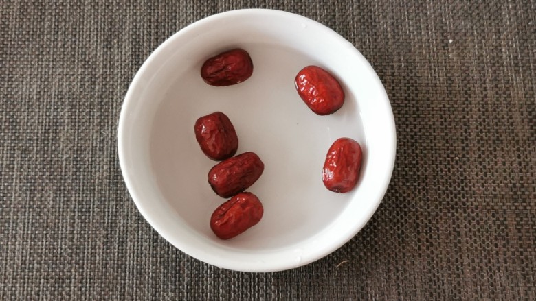 桂圆炖蛋,<a style='color:red;display:inline-block;' href='/shicai/ 2470'>红枣</a>清洗干净 浸泡10分钟