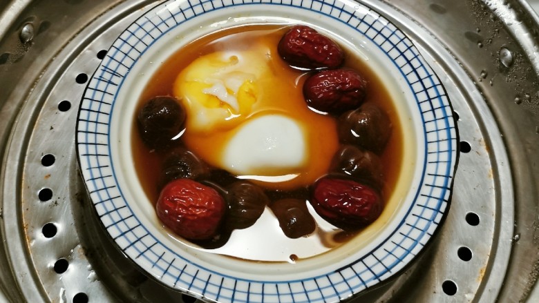 桂圆炖蛋,这个食材量刚好两碗量 蒸锅水烧开 上下屉各一碗
