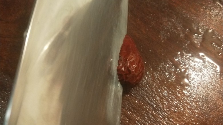 桂圆炖蛋,洗干净,一个大枣切几刀。