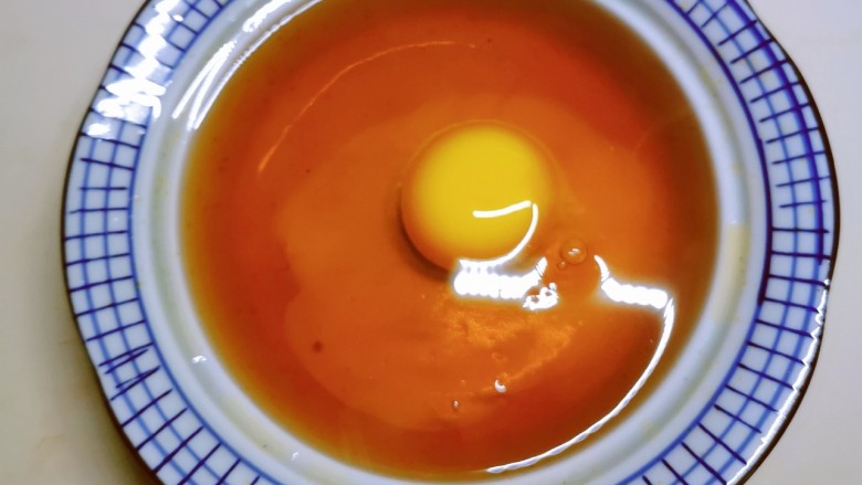 桂圆炖蛋,敲入1颗<a style='color:red;display:inline-block;' href='/shicai/ 9'>鸡蛋</a> 不用搅拌 保持原状