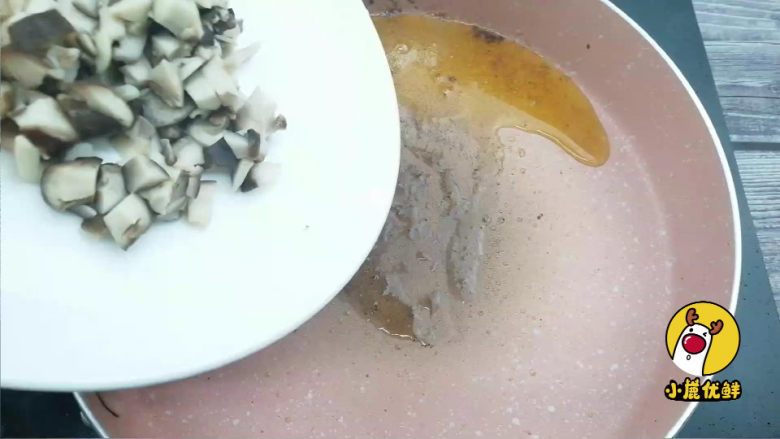 鹅肝蛋卷饭,口感细腻富含维A,源自北欧,纯净生鲜【小鹿优鲜】,留煎鹅肝的油,翻炒香菇碎。