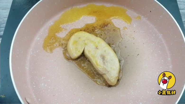鹅肝蛋卷饭,口感细腻富含维A,源自北欧,纯净生鲜【小鹿优鲜】,锅内不放油,煎熟鹅肝。