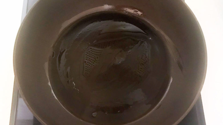 蛋黄派,炒锅烧热后刷一层玉米油