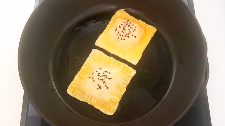 蛋黄派,加入蛋黄派生坯,全程小火煎制