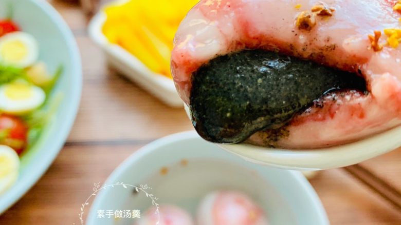 雨花石黑芝麻汤团,咬一口看看，里面的馅料就要滴出来了😋