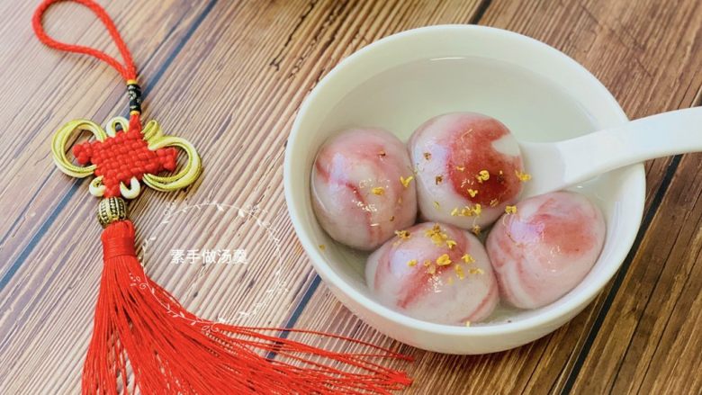 雨花石黑芝麻汤团,香甜软弱的雨花石黑芝麻汤圆漂亮有食欲吧😋