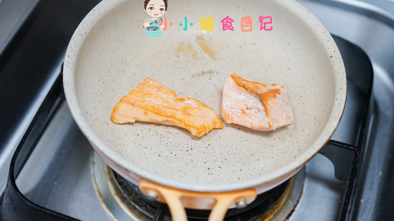 9个月以上不用一滴油的香煎三文鱼 ,等一面煎成金黄色就可以翻面了