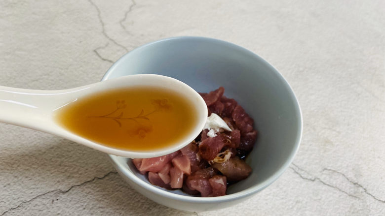 莲藕炒肉片,一勺<a style='color:red;display:inline-block;' href='/shicai/ 718'>料酒</a>