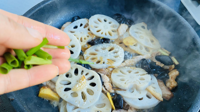 莲藕炒肉片,入葱末