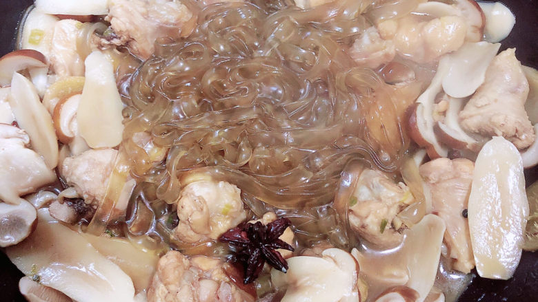 小鸡炖蘑菇粉条,大约七分钟后,汤汁减少了,被吸入宽粉中,宽粉已熟。