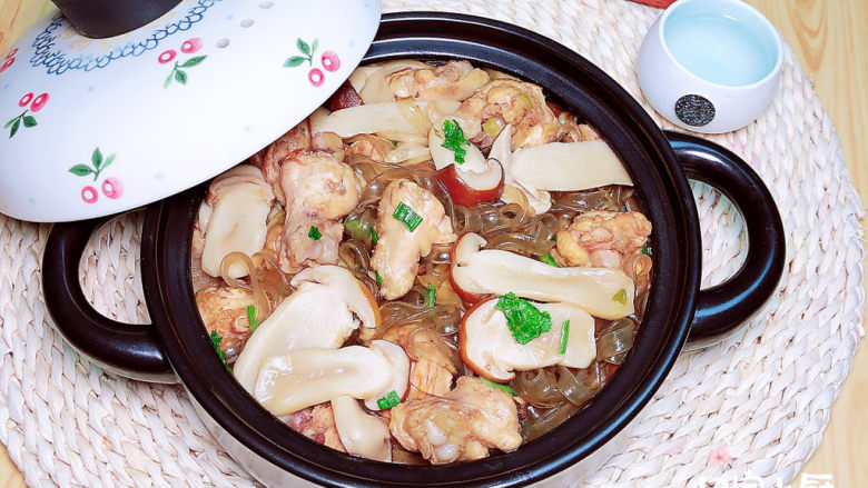 小鸡炖蘑菇粉条,配上一碗米饭,满满的幸福感!
