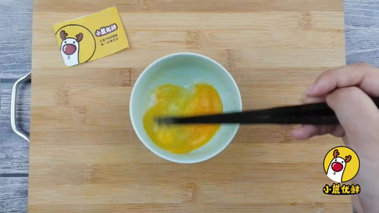 宝宝辅食:鹅肝鸡蛋羹,保护视力促进发育,源自北欧,纯净生鲜【小鹿优鲜】,取一个碗,打散<a style='color:red;display:inline-block;' href='/shicai/ 9'>鸡蛋</a>。