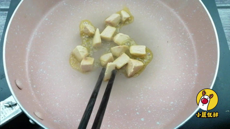 宝宝辅食:鹅肝鸡蛋羹,保护视力促进发育,源自北欧,纯净生鲜【小鹿优鲜】,锅内不放油,煎熟鹅肝。