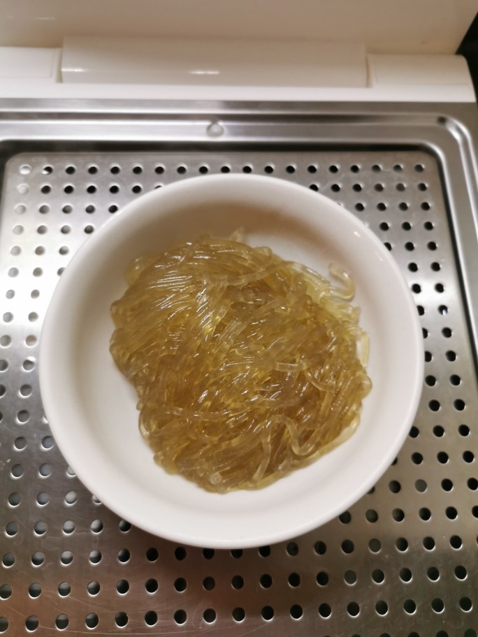 小鸡炖蘑菇粉条,煮熟捞出备用