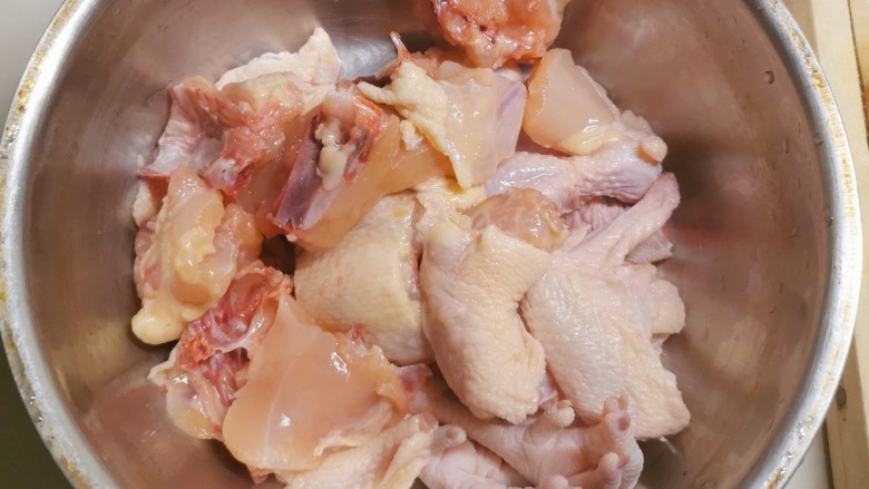小鸡炖蘑菇粉条,清洗干净切块 用半只的量