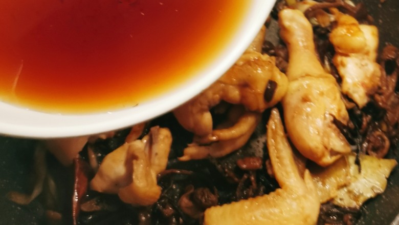 小鸡炖蘑菇粉条,倒入泡榛蘑的蘑菇水 只取上部分 碗底的水不要 水量与食材持平即可