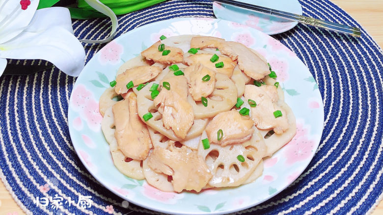 莲藕炒肉片,一盘酸甜可口的莲藕炒肉片就做好了。