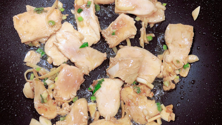 莲藕炒肉片,鸡肉片肉色变白后,即可放入蔬菜。