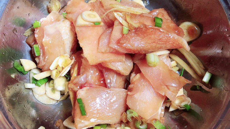 莲藕炒肉片,将调料搅拌均匀,腌制<a style='color:red;display:inline-block;' href='/shicai/ 94'>鸡肉</a>片。
