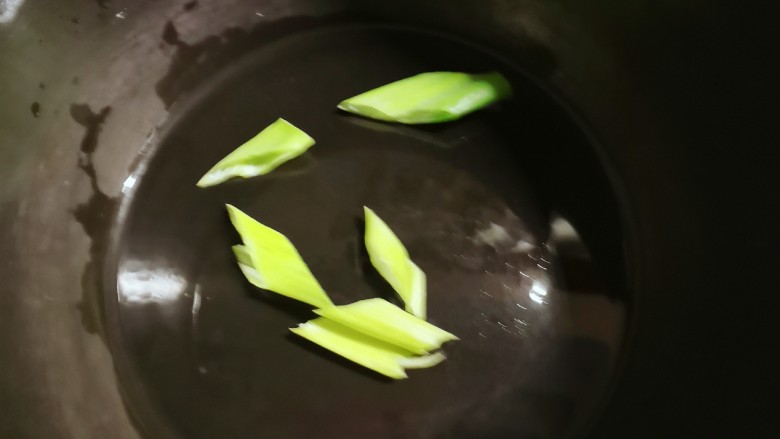 电饭煲焖鸡,取出电饭煲内胆 几片<a style='color:red;display:inline-block;' href='/shicai/ 3250'>葱</a>片铺底