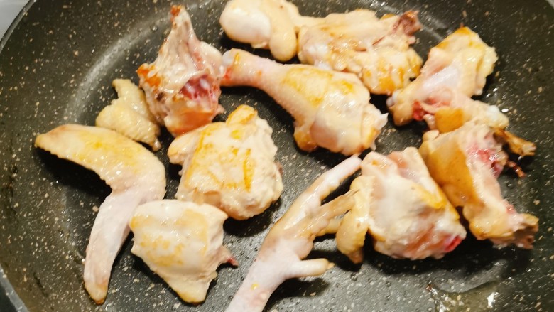 电饭煲焖鸡,翻另一面 煎制微微焦黄 关火