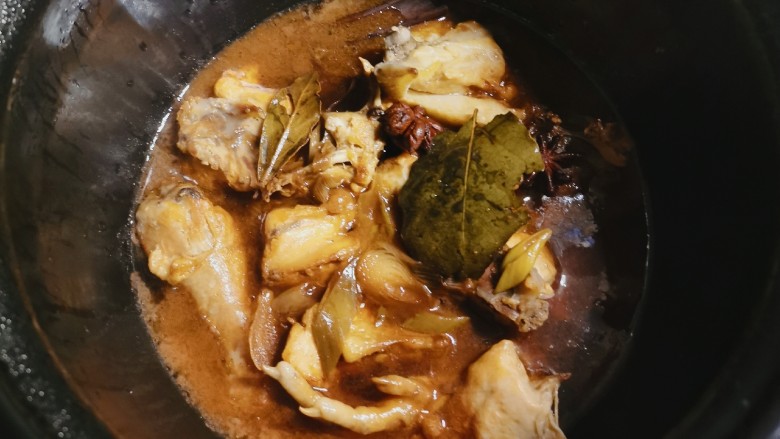 电饭煲焖鸡,时间到 再焖一个小时更加入味