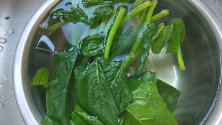 菠菜猪肝粥,<a style='color:red;display:inline-block;' href='/shicai/ 117'>菠菜</a>烫水剁碎。