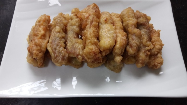 油炸酥肉,均匀的码放在盘中