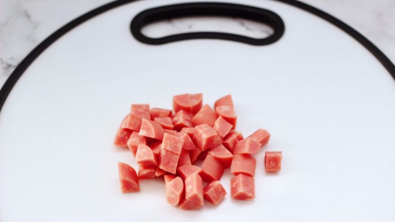 青口火腿青菜粥,<a style='color:red;display:inline-block;' href='/shicai/ 437'>火腿肠</a>去掉外皮后,用刀切成小丁。