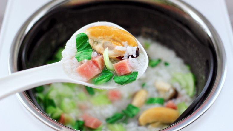 青口火腿青菜粥,鲜香味浓郁的青口火腿青菜粥,完美出锅咯。