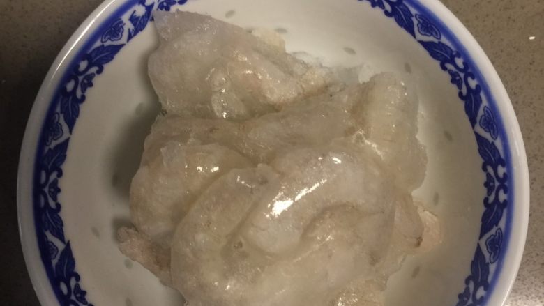 虾仁炒木耳青笋,解冻虾仁，碗里面加入一些清水