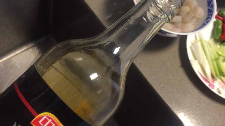 虾仁炒木耳青笋,虾仁处理干净后加入适量的料酒